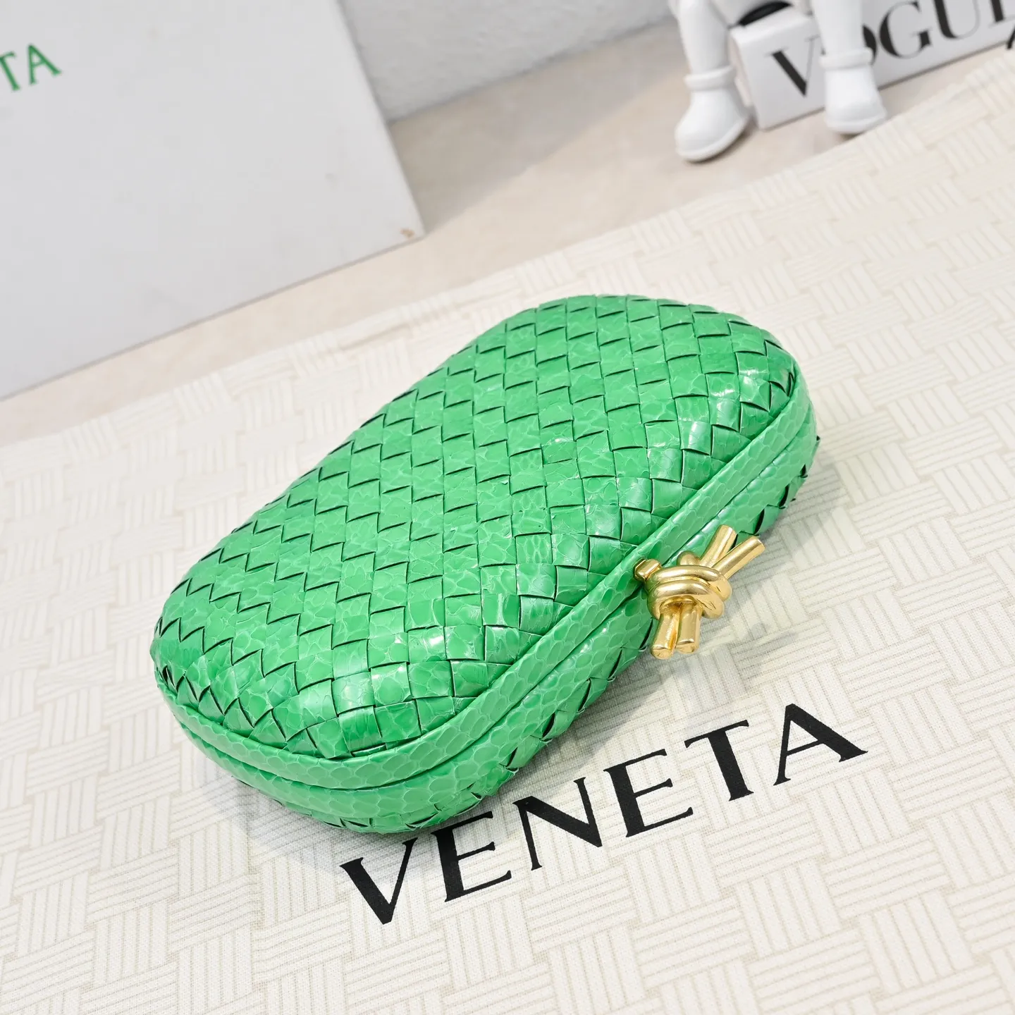 Batch 1860 #BV Knot snakeskin woven evening bag series 🐍 Fashion choice Rare snakeskin bags are full of charm 🌟Using snakeskin pattern woven with knot buckle, the unique texture makes you feel a different kind of refinement and elegance when you touch it 🎀 Its luster is low-key and luxurious, whether it is in the sun or under the light, it can reflect the charming colors 🌈 Holding it in your hand or hanging on your wrist will make you look more elegant and charming✨✨ Model: 717622 Size: 20x12x5.5
